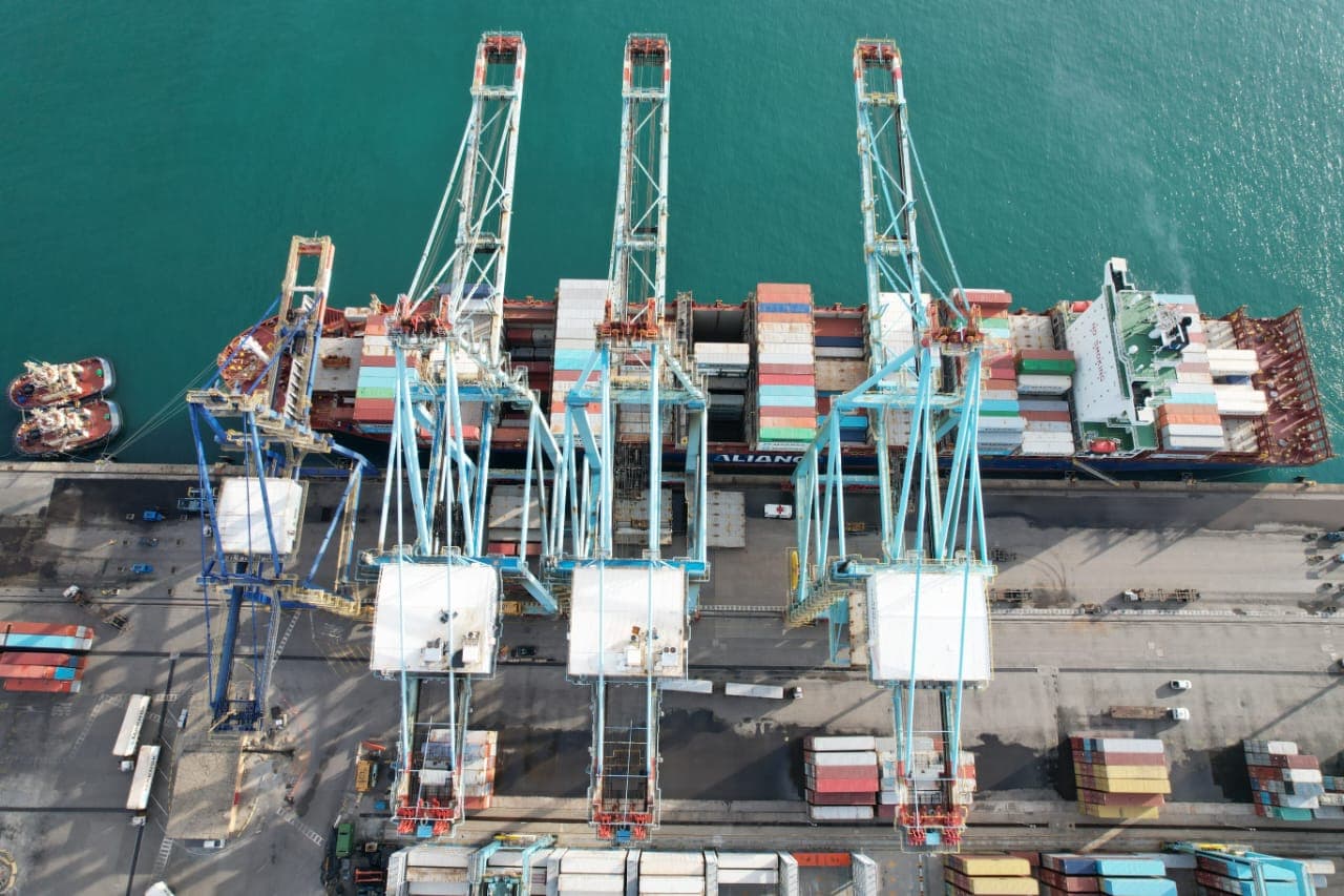 Operações de navio de carga no porto real FTrade